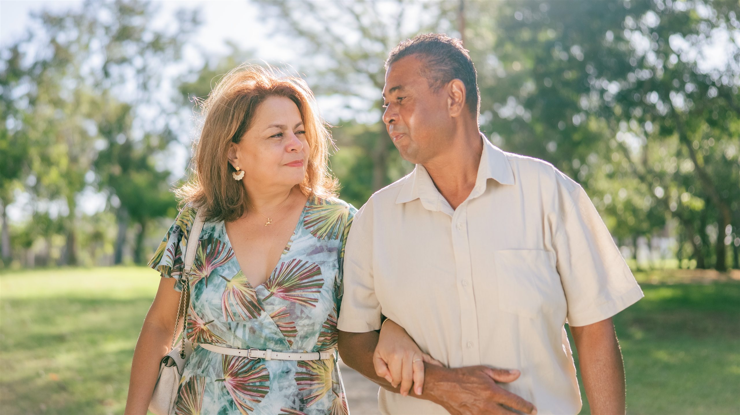 Couple se promenant dans un parc au soleil