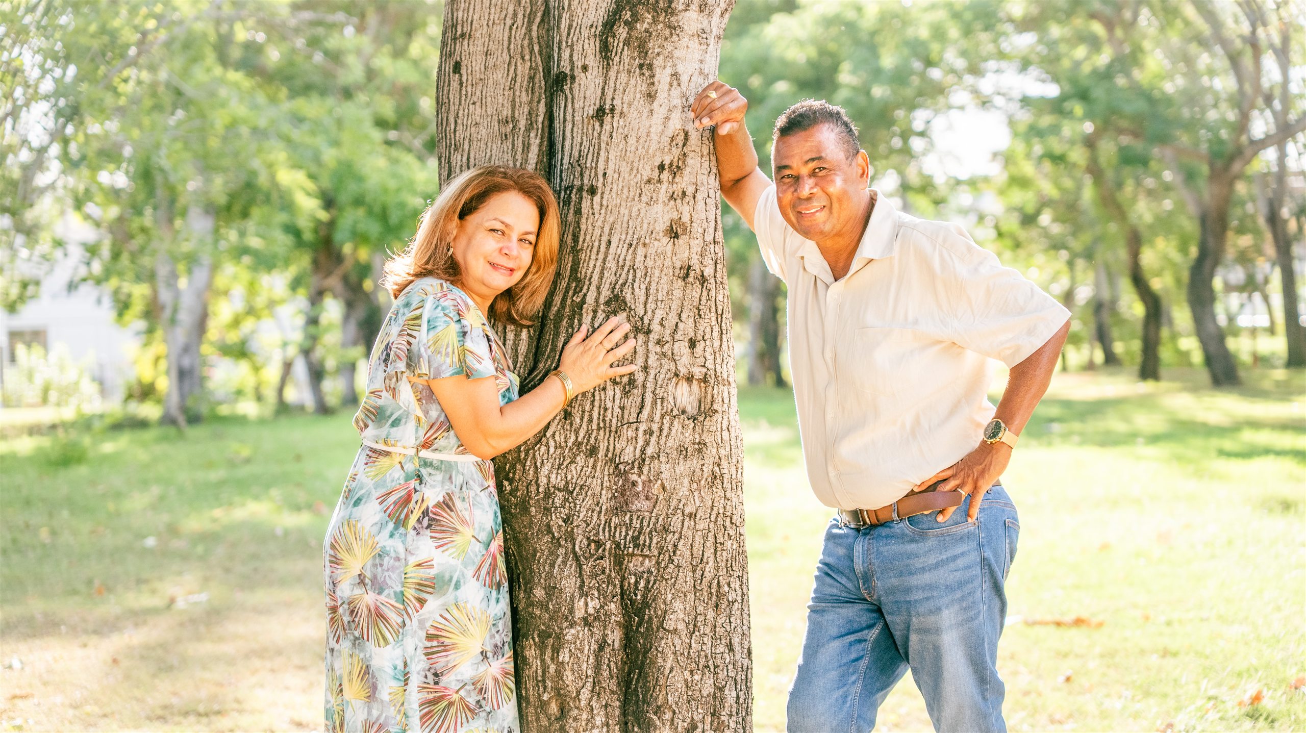 Couple souriant dans un parc