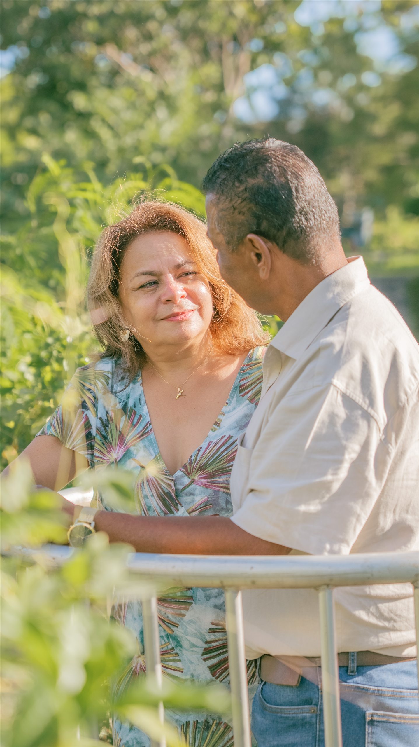 Moment de tendresse d'un couple dans un jardin