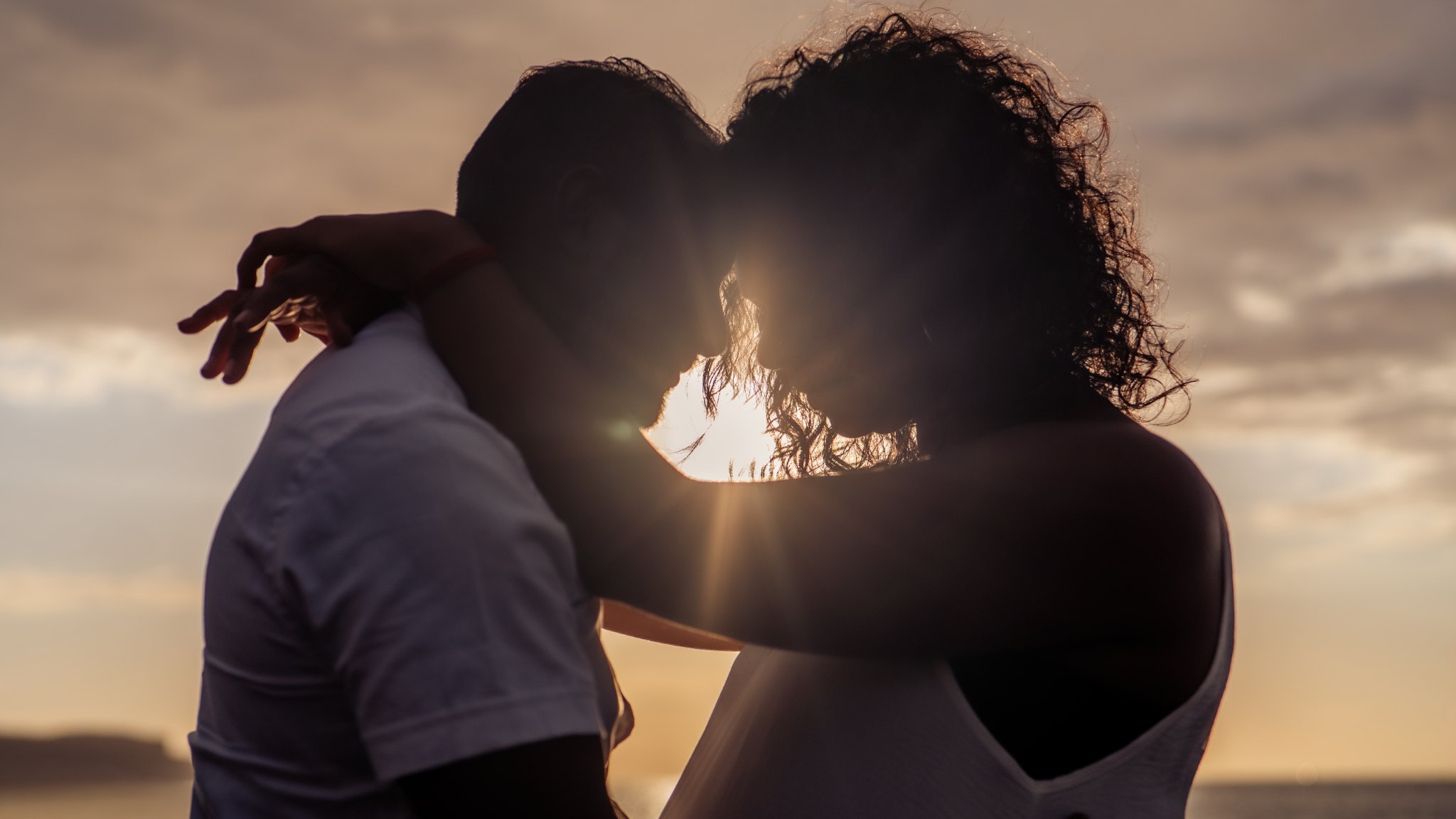 Couple enceinte dans la lumière du coucher du soleil