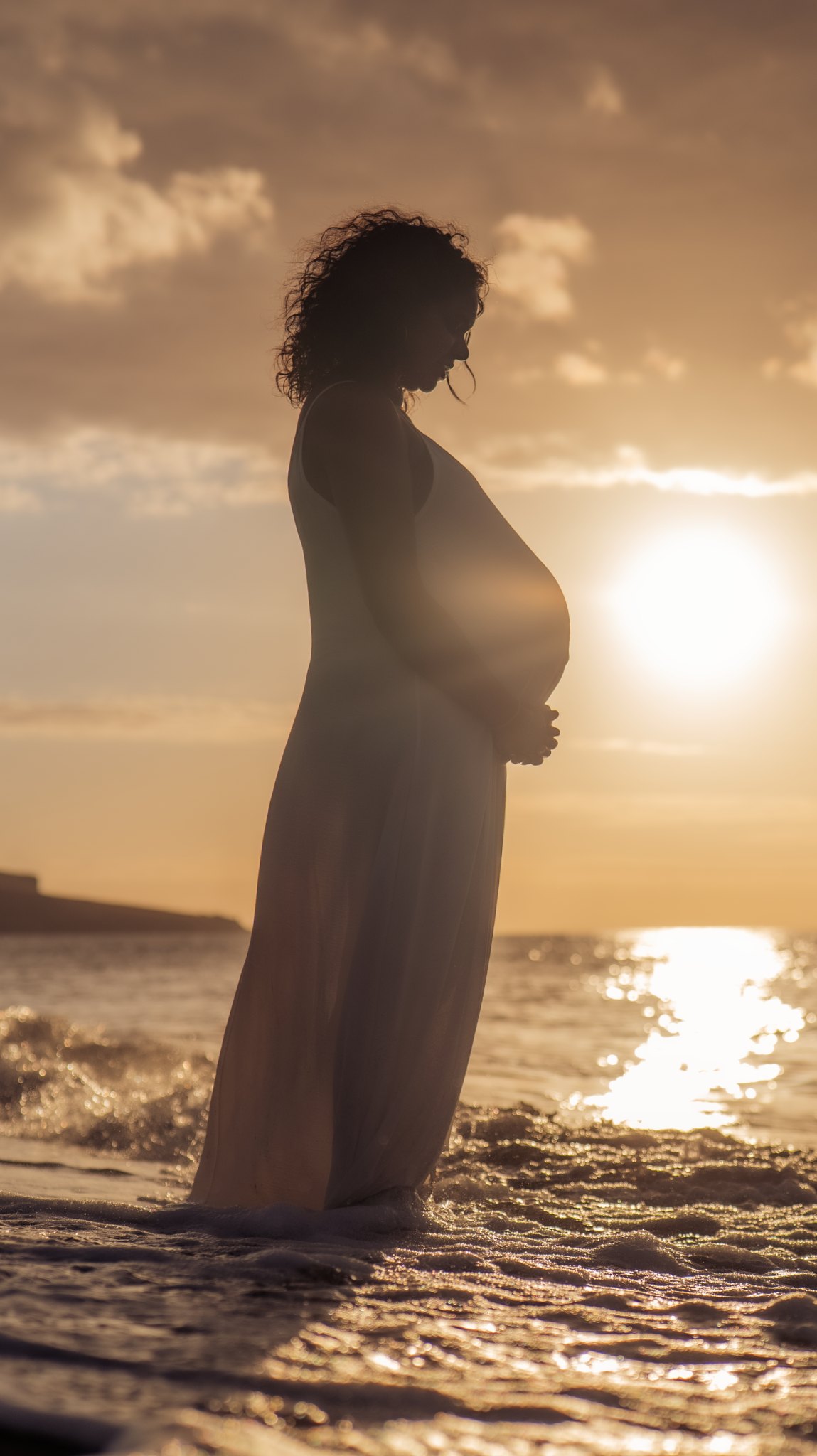 Future maman au coucher du soleil