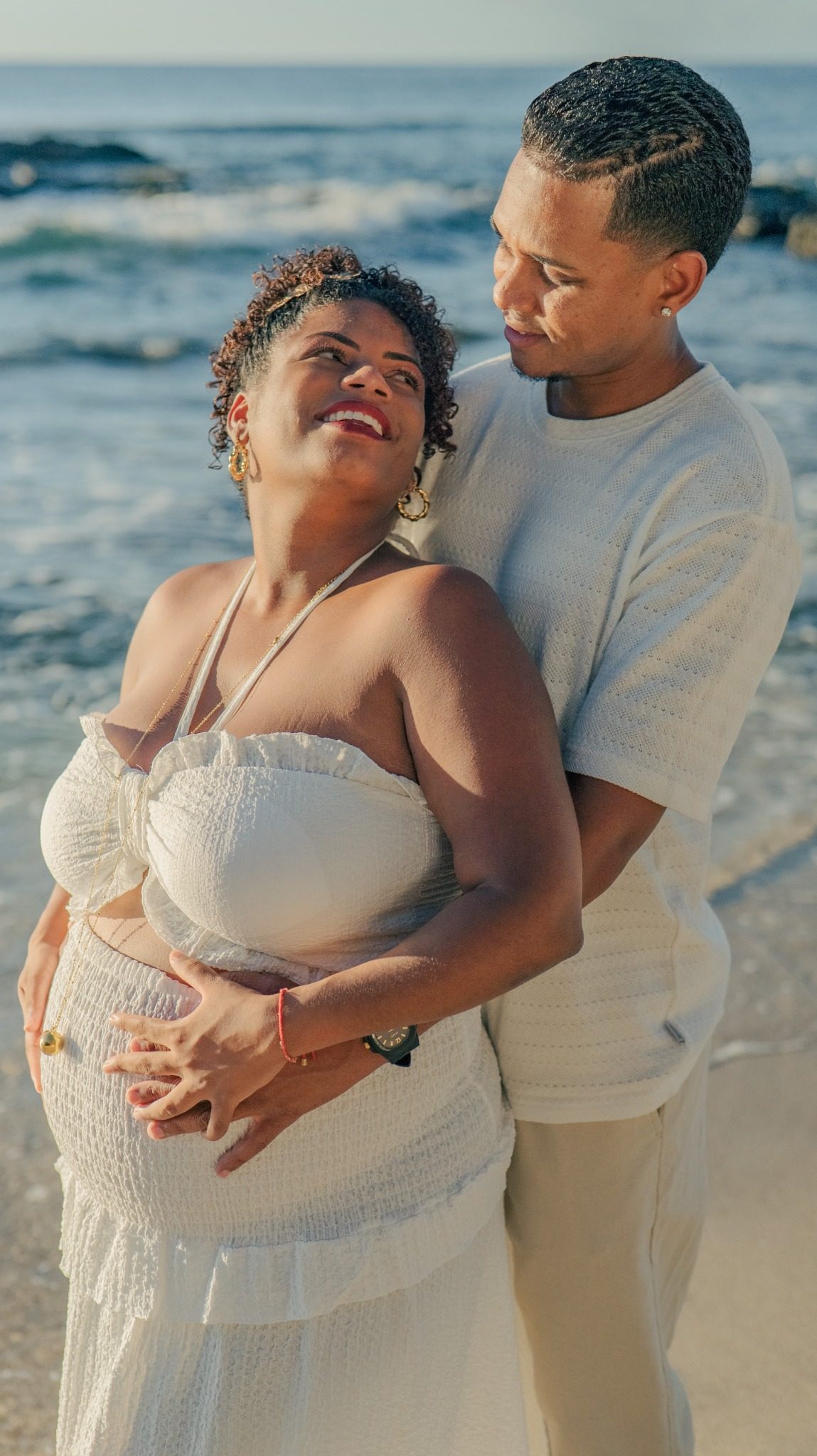 Couple lors d'une séance grossesse sur la plage