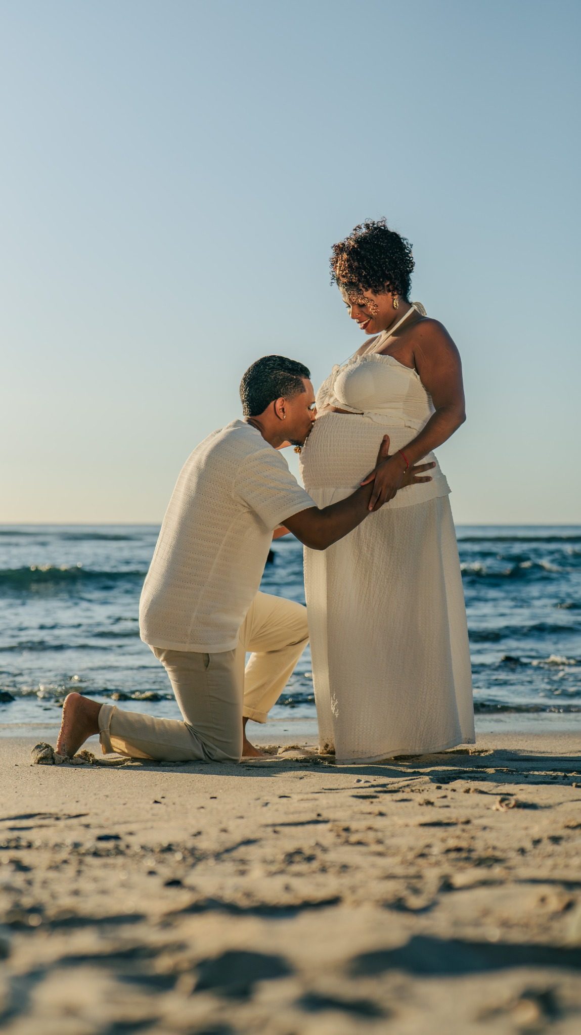 Couple lors d'une séance grossesse sur la plage