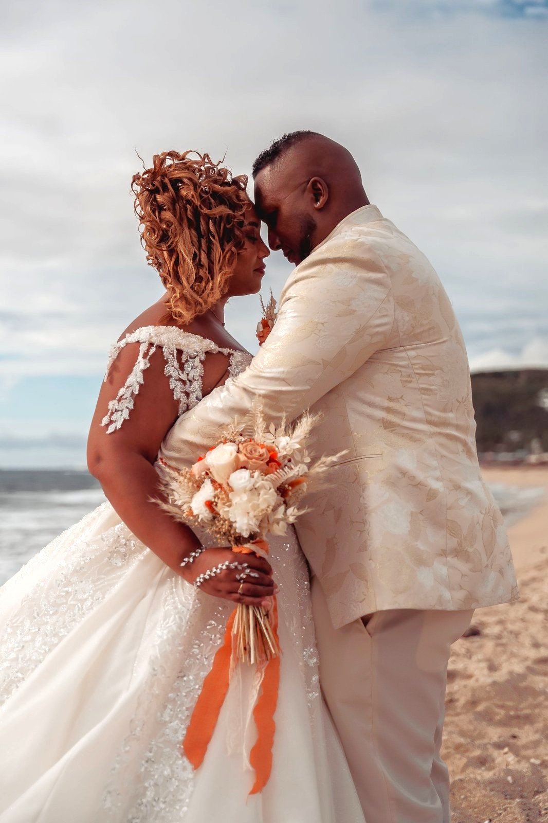Couple de mariés sur la plage